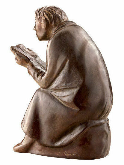Bronzeskulptur von Ernst Barlach aus dem Jahr 1936 mit dem Titel »Der Buchleser«. Die Skulptur zeigt einen sitzenden Mann, der ein Buch liest.