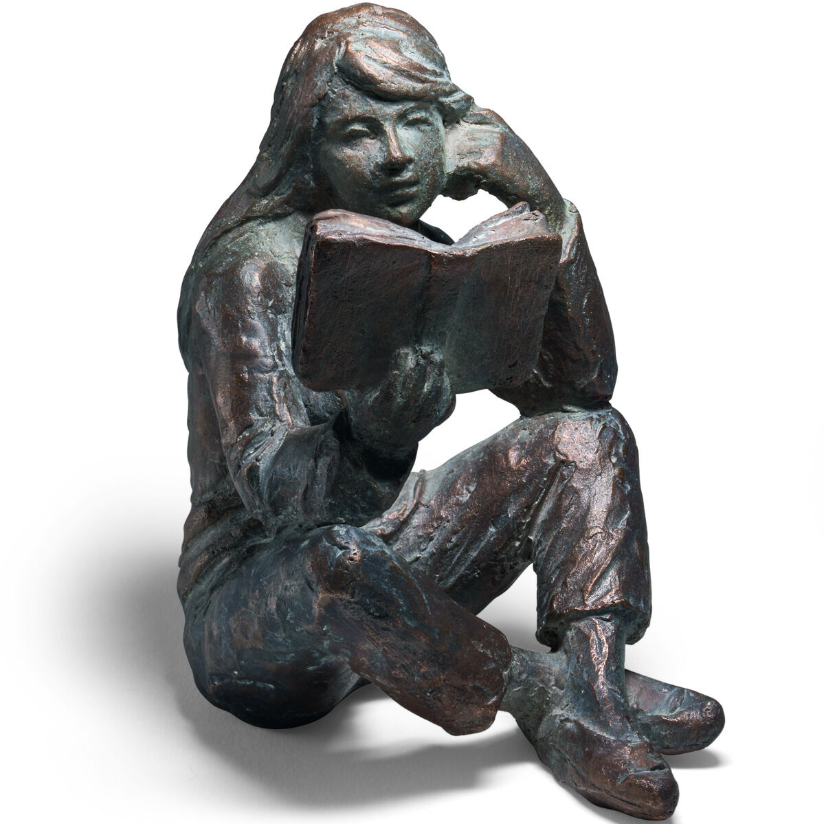 Bronzeskulptur einer sitzenden Person, die ein Buch liest. Detaillierte und filigrane Arbeit, ideal als Dekorationsobjekt oder Geschenk für Kunstliebhaber.