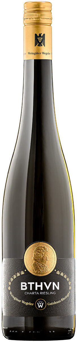 Elegante schlanke Weinflasche der Weinedition »Beethoven« von Weingüter Wegeler. Schwarzes Etikett mit goldener Beethoven-Prägung und weißem Text „BTHVN CHARTA RIESLING“. Goldfarbener Schraubverschluss, dezente Ornamente, moderner Eindruck.
