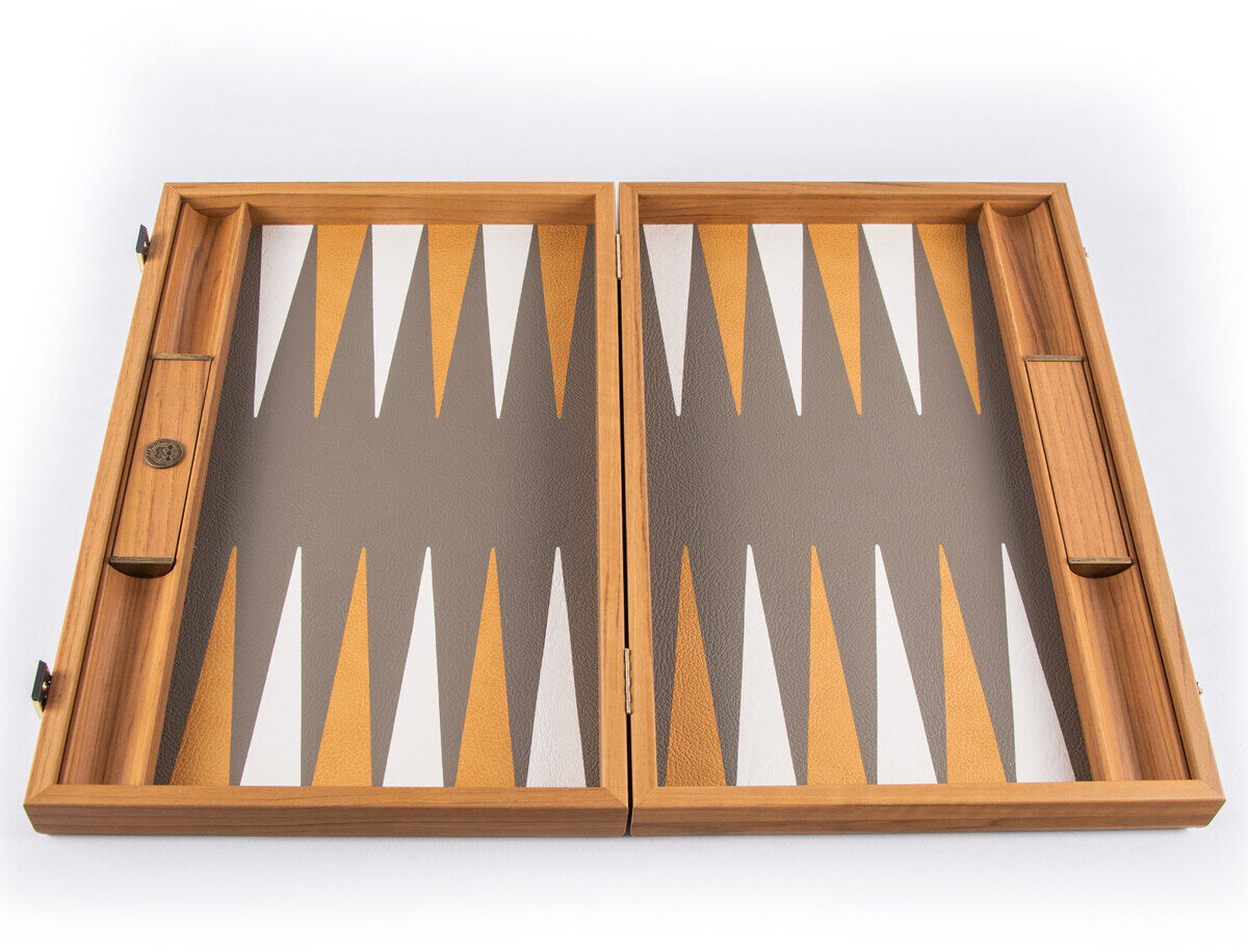 Geöffnetes Backgammon-Spielbrett in Grautönen mit Straußenleder-Optik und umrahmt von einem Holzrahmen.