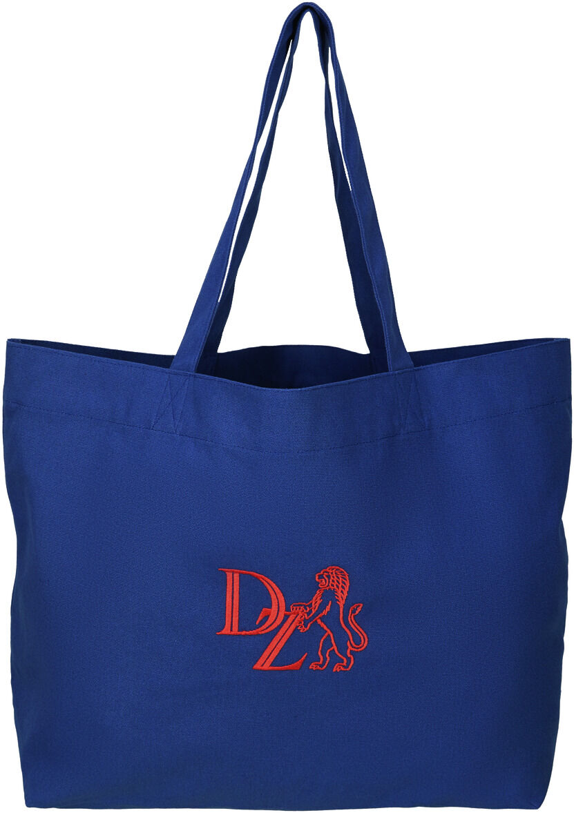 Eine blaue Canvas-Tasche mit langen Tragegriffen. Auf der Vorderseite befindet sich ein orangefarbenes Löwenmotiv, das den Buchstaben 'D' und 'L' umgibt. Die Tasche ist geräumig und eignet sich ideal für den täglichen Gebrauch.