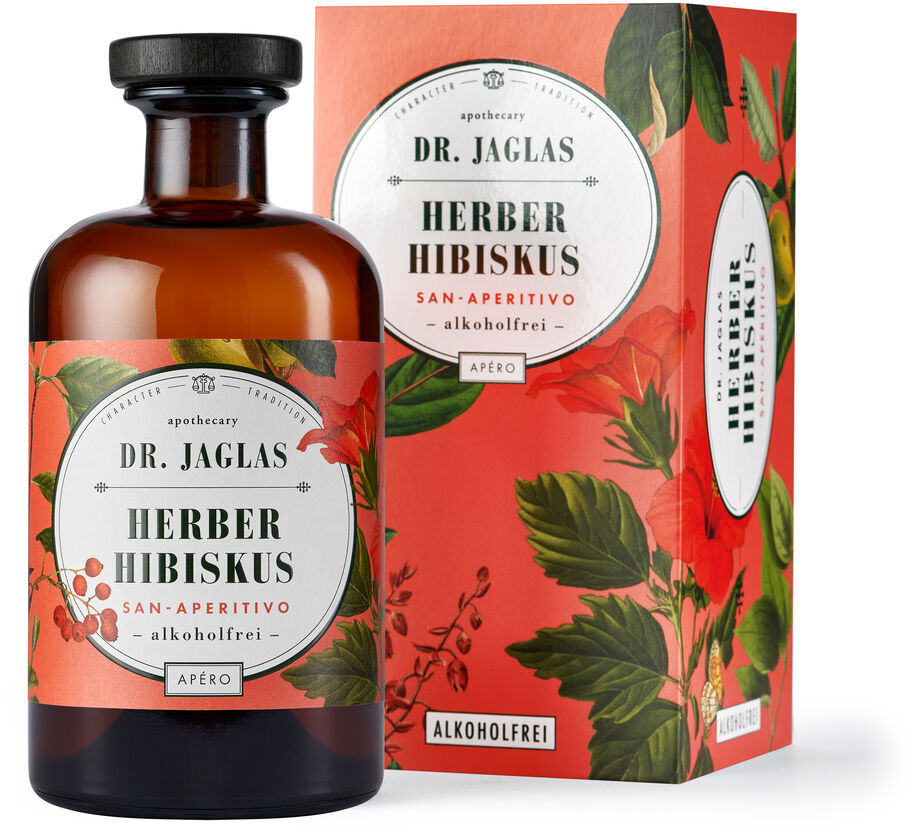 Eine braune Flasche und eine bunte Verpackung des alkoholfreien Aperitifs »Herber Hibiskus« von Dr. Jaglas. Die Flasche trägt ein weißes Etikett mit roten Akzenten, das die Produktinformationen zeigt. Die Verpackung ist farbenfroh und zeigt pflanzliche Motive.