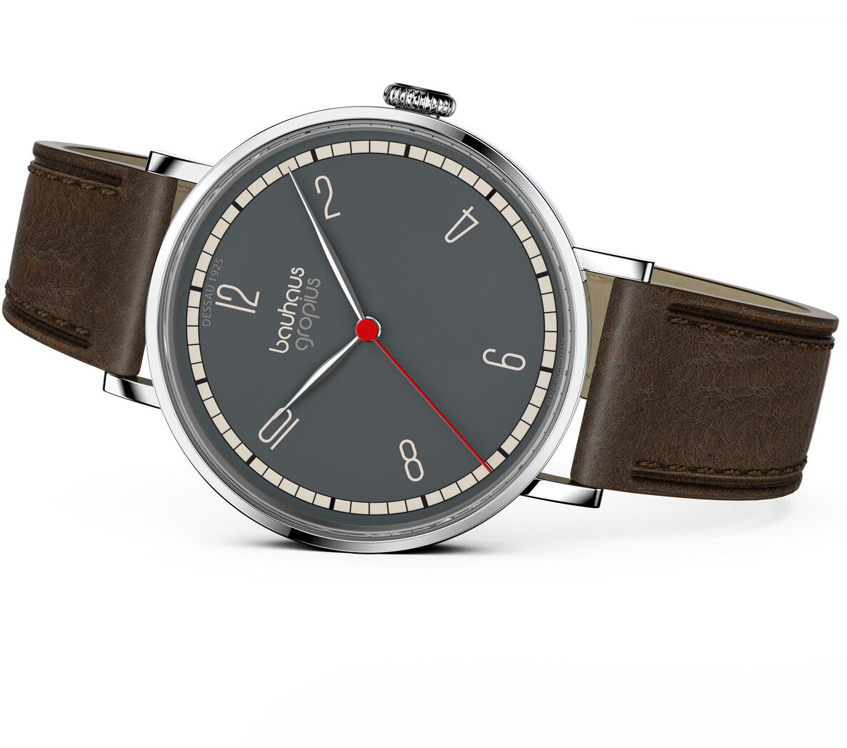 Hochwertige Armbanduhr im Bauhaus-Stil mit dunkelgrauem Zifferblatt, roten Sekundenzeiger, silbernem Gehäuse und braunem Lederarmband. Die Uhr zeigt ein minimalistisches, elegantes Design, inspiriert von Walter Gropius und dem Dessau Bauhaus Jahr 1925. Präsentation als ZEIT-Sonderedition, perfekt für Liebhaber von Design und Architektur.