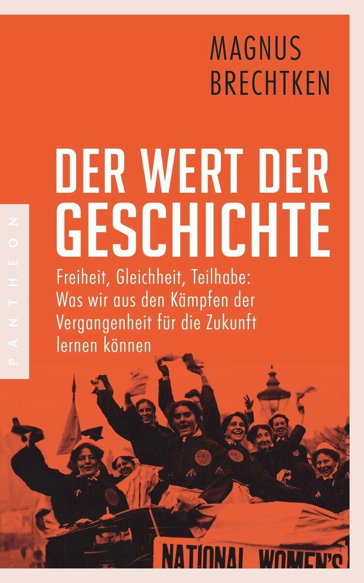 Das Buchcover von 'Der Wert der Geschichte' von Magnus Brechtken zeigt den Titel in weißer Schrift auf einem orangefarbenen Hintergrund und ein historisches Foto von demonstrierenden Menschen mit Schildern der National Women's Party darunter.