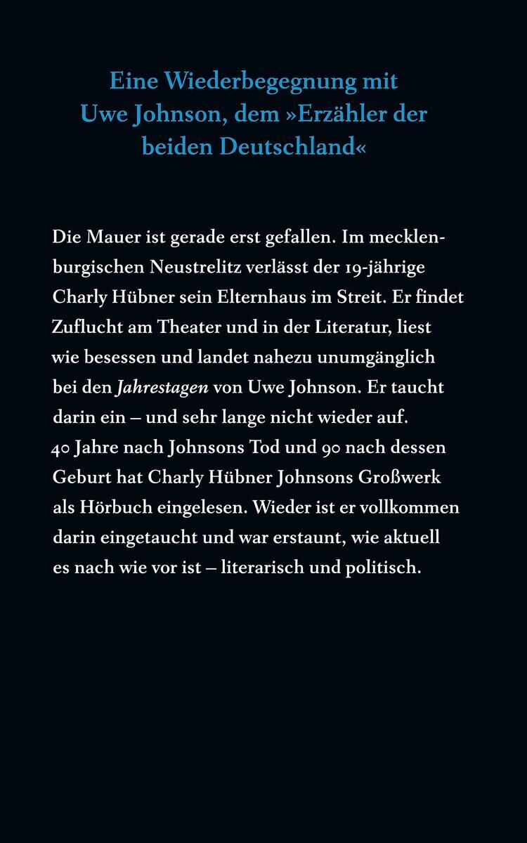Buchcover von 'Wenn du wüsstest, was ich weiß ...' von Charly Hübner. Der Hintergrund ist schwarz. In blauer Schrift steht ein Text über Uwe Johnson und die deutsche Wiedervereinigung.