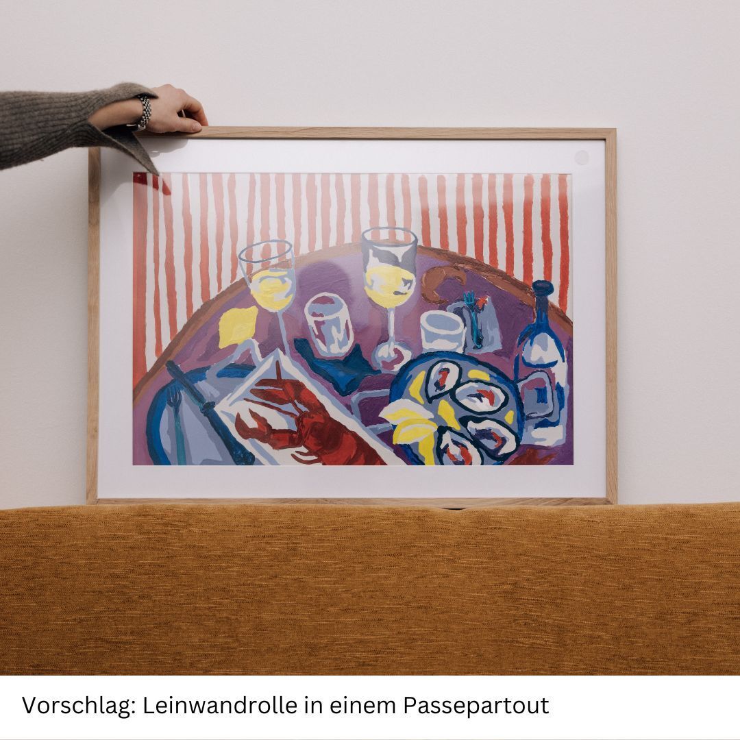 Ein gerahmtes Stillleben, das mit der Methode »Malen nach Zahlen« erstellt wurde. Auf dem Bild sind Weingläser, eine Austernplatte und Flaschen vor einem Hintergrund mit rot-weißen Streifen zu sehen. Das Kunstwerk ist in einem Passepartout eingerahmt und wird von einer Hand präsentiert.