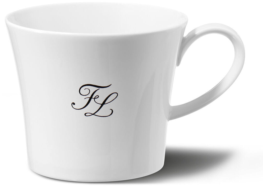 Weiße Kaffeetasse von KPM mit schlichtem Design und einem eleganten schwarzen Monogramm ‚FL’ auf der Vorderseite.
