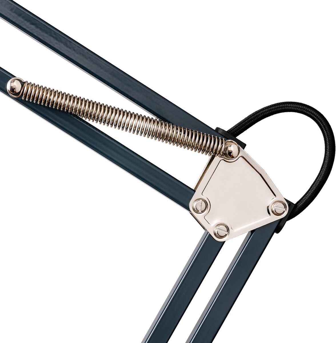 Nahaufnahme einer modernen Stehleuchte mit Federmechanismus, Teil der ZEIT-Sonderedition. Das Bild zeigt den oberen Teil der Lampe aus Metall in Schwarz und Silberfarben.