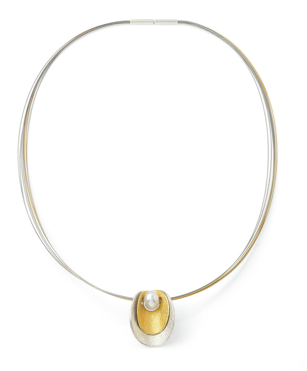 Modernes Collier »Sonnenschein« mit einem eleganten Perlen-Anhänger in einem weißen, goldenen und silbernen Design, ideal für besondere Anlässe und als luxuriöses Geschenk für Damen.