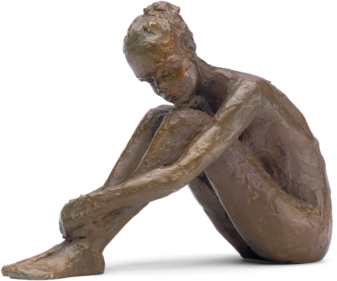 Bronzeskulptur von Valerie Otte mit dem Titel »Innere Ruhe«. Die Figur zeigt eine nachdenkliche, sitzende Person mit verschränkten Armen und Beinen. Dominierende Farben sind Bronze und Brauntöne mit leichtem Grünstich durch Patina.