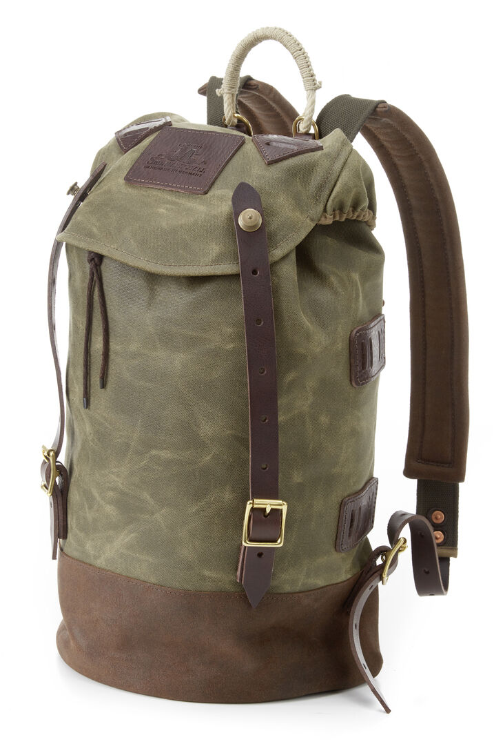 Ein Rucksack im Vintage-Design, der »Legend Grand Solo«, aus olivgrünem Segeltuch und braunem Leder. Der Rucksack verfügt über Messingbeschläge und verstellbare Riemen.