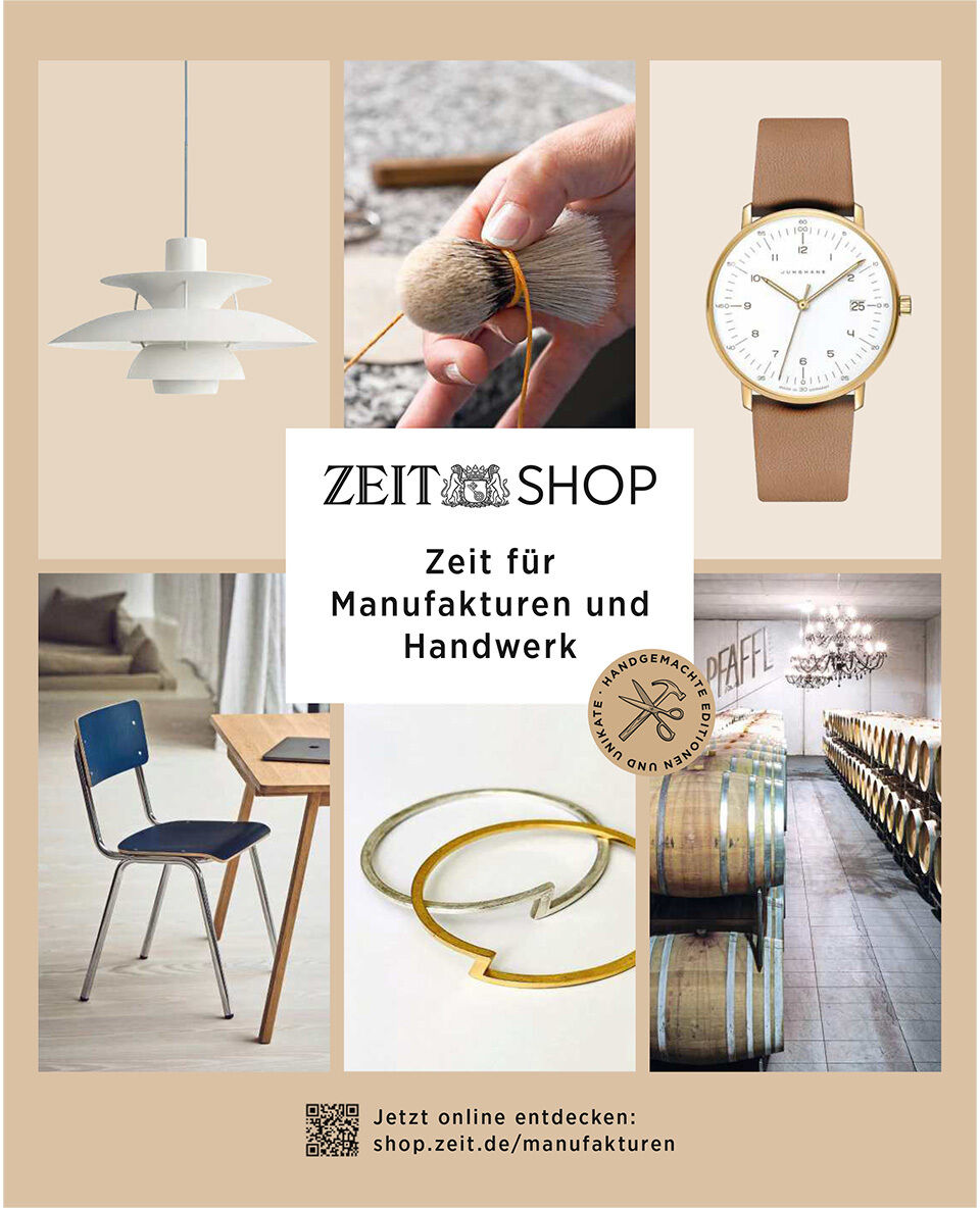 Beigefarbene ZEIT-SHOP-Kataloggrafik „Zeit für Manufakturen und Handwerk“. Sechs Bildfelder zeigen eine weiße Designleuchte, Bürstenherstellung von Hand, eine Armbanduhr mit braunem Lederband, Stuhl und Holztisch, goldene Armreifen sowie Weinfässer im Keller. Unten stehen QR-Code und shop.zeit.de/manufakturen.