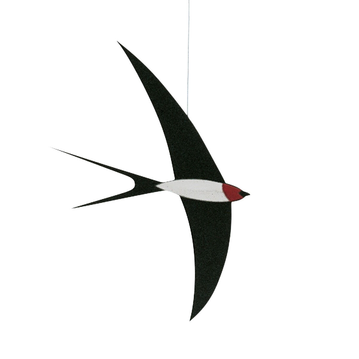 Mobile »Schwalben« von Flensted Hanging Art, zeigt eine stilisierte Schwalbe mit langen, gebogenen schwarzen Flügeln, weißem Körper und rotem Kopf. Das Mobile aus Karton und Pappe hängt an einem Faden vor weißem Hintergrund. Größe ca. 39 x 47 cm.