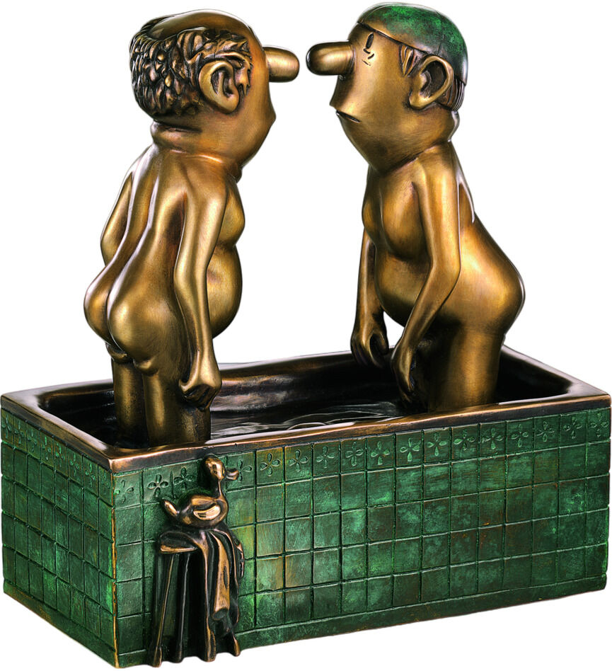 Zwei stilisierte männliche Figuren in einer komischen Szene stehen nackt in einer kleinen Badewanne. Die Skulptur zeigt die Kunst von Loriot mit einer humorvollen Note. Die Figuren sind in Bronzeoptik und die Wanne hat eine grünliche Färbung.
