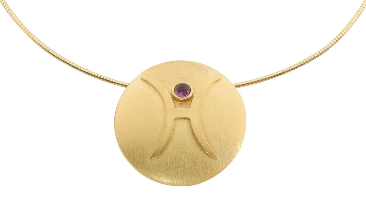 Ein elegantes Collier von Petra Waszak mit einem runden, goldenen Anhänger, das ein Sternzeichen-Symbol sowie einen lila Amethyst-Stein in der Mitte zeigt.