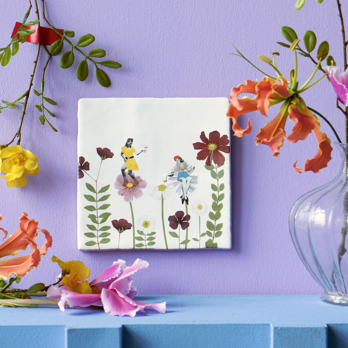 Illustration einer Feierkarte mit Blumenmuster auf lilafarbenem Hintergrund mit bunten Blumen auf einem Tisch.