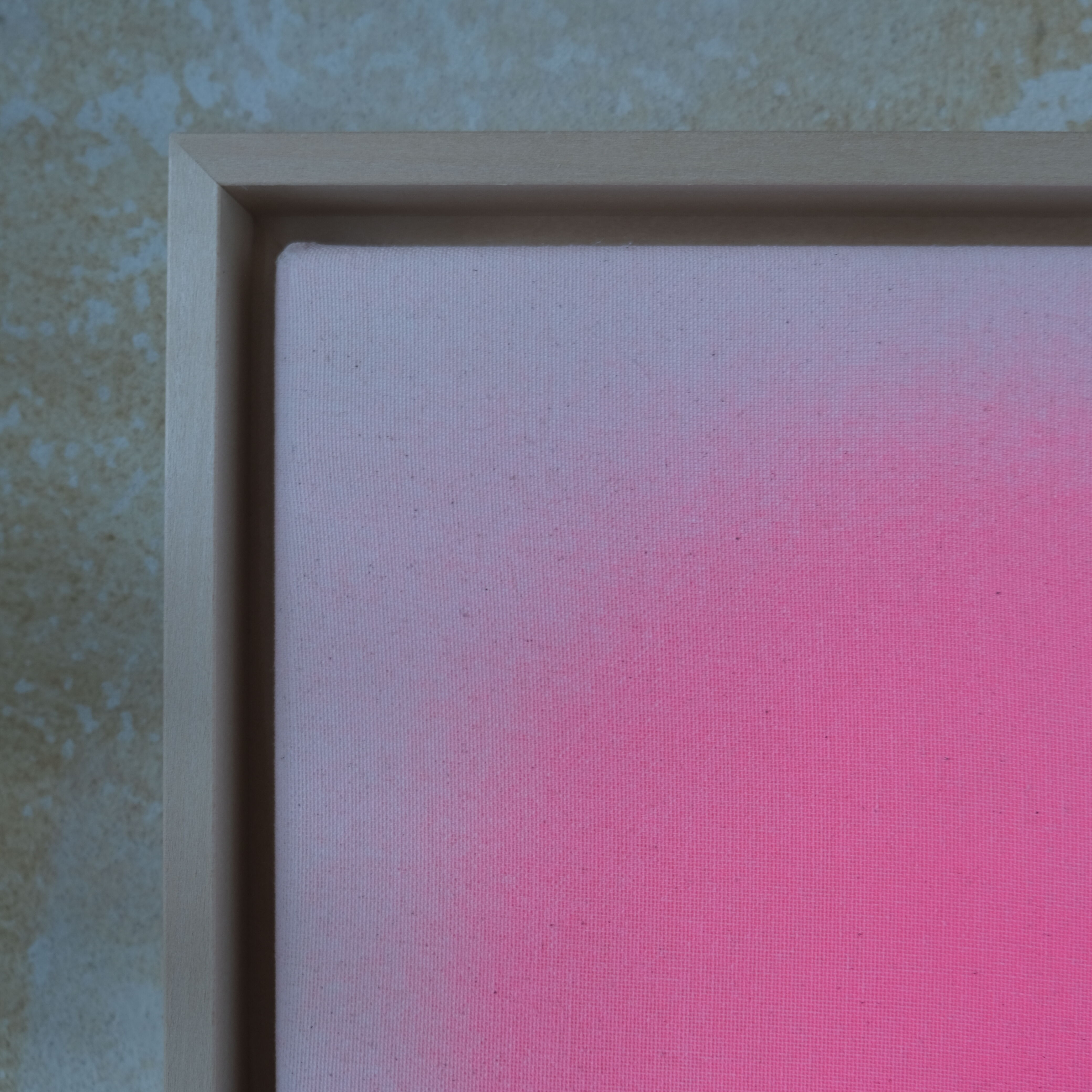 Quadratisches Kunstwerk mit 20x20 cm Größe, gerahmt in hellem Lindenholz. Auf ungrundierter, zart beiger Leinwand erscheinen mehr als 70 mit Acryl-Pigment handgegossene Farbschichten in apricotfarbenem Orange. Die Farben changieren je nach Lichteinfall von zart bis intensiv leuchtend. Das Werk trägt eine sichtbare Signatur, betont seine Einzigartigkeit.