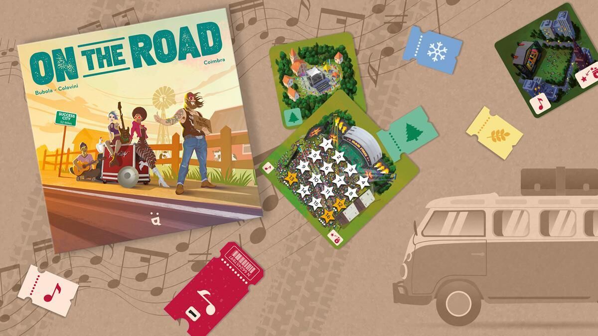 Ein Brettspiel namens 'On the Road' mit einer Illustration eines Roadtrips. Es zeigt eine Familie neben einem Auto auf einer Landstraße. Auf dem Spielbrett sind Karten mit verschiedenen Symbolen und Farben verteilt sowie ein VW-Bus im Hintergrund.