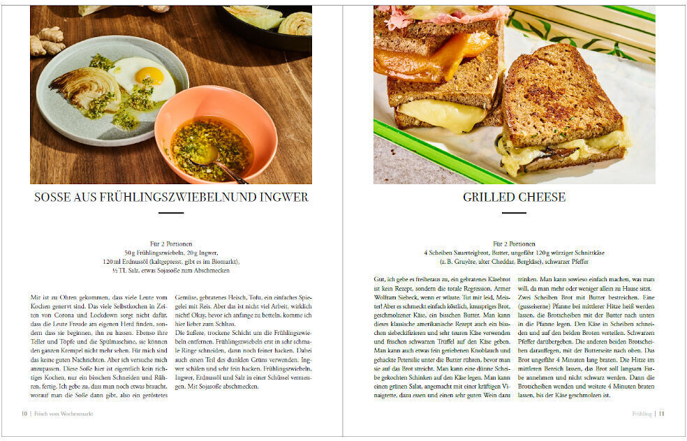 Das Bild zeigt zwei aufgeschlagene Seiten aus dem Kochbuch »Frisch vom Wochenmarkt«. Links ist ein Rezept für 'Sosse aus Frühlingszwiebeln und Ingwer' abgebildet, zusammen mit einem Teller Gericht. Rechts ist ein Rezept für 'Grilled Cheese' abgebildet, ebenfalls mit einem Bild des zubereiteten Gerichts.