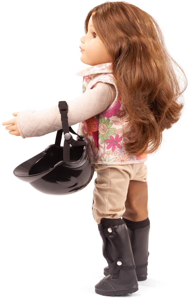 Die Stehpuppe »Hannah Loves Horseback Riding« von Götz Puppen ist ca. 50 cm groß. Sie trägt einen floralen Bodywarmer, cremefarbenes Langarmshirt, beigefarbene Hose, schwarze Stiefel und hält einen schwarzen Reithelm in der Hand. Die Puppe hat lange, braune Haare.