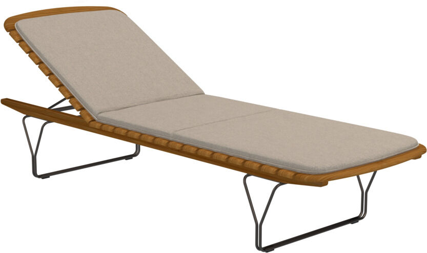 Eine beige Sonnenliege mit einem Holzrahmen und einem schwarzen Metallgestell, ideal für den Außenbereich und zur Entspannung im Garten oder auf der Terrasse.