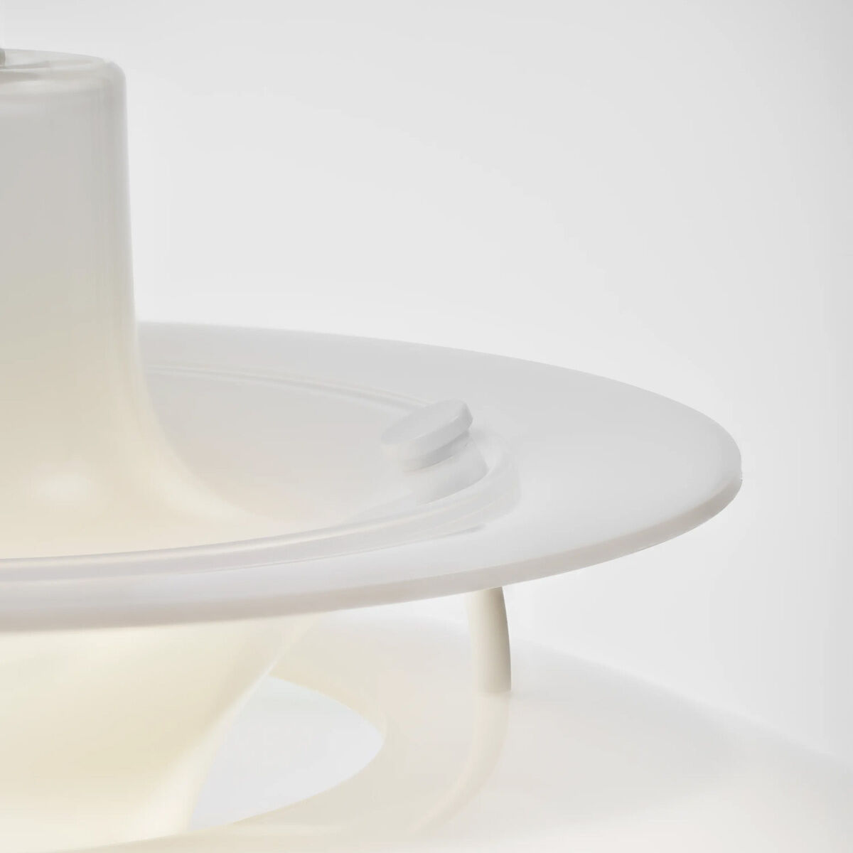 Detailansicht der Hängeleuchte »PH 5 320« von Louis Poulsen in Weiß. Glänzend, glatt strukturierte, übereinander angeordnete Opalschirme aus Polymer streuen das Licht weich und blendfrei. Das minimalistische, moderne Design wirkt elegant und zeitlos.