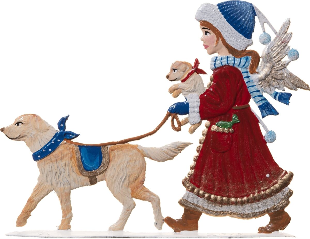 Zinnfigur eines lächelnden Engels im roten Mantel mit blauer Mütze und Schal, der einen großen Hund an der Leine führt und einen kleinen Hund im Arm hält; winterliche Kleidung und festliche Details, geeignet als Weihnachtsdekoration.