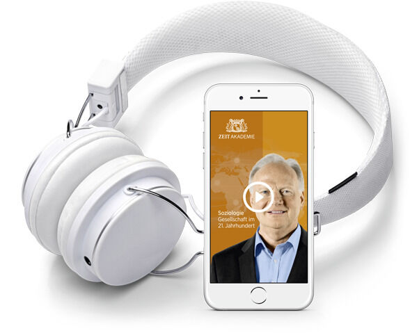 Ein weißer Kopfhörer und ein Smartphone mit einer Anzeige für das Audio-Seminar »Soziologie – Gesellschaft im 21. Jahrhundert« von Zeit Akademie. Das Display zeigt einen Vortragenden vor einem orangefarbenen Hintergrund.