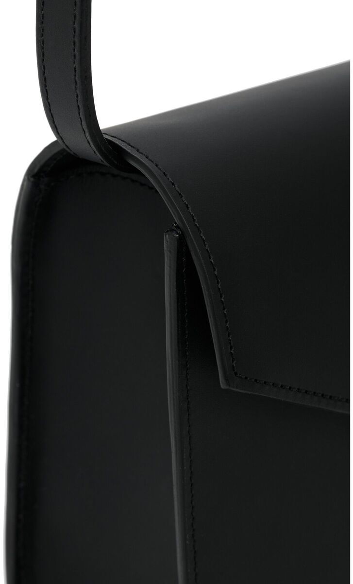 Schwarze Schultertasche aus Leder im minimalistischen Design, Teil der ZEIT-Sonderedition.