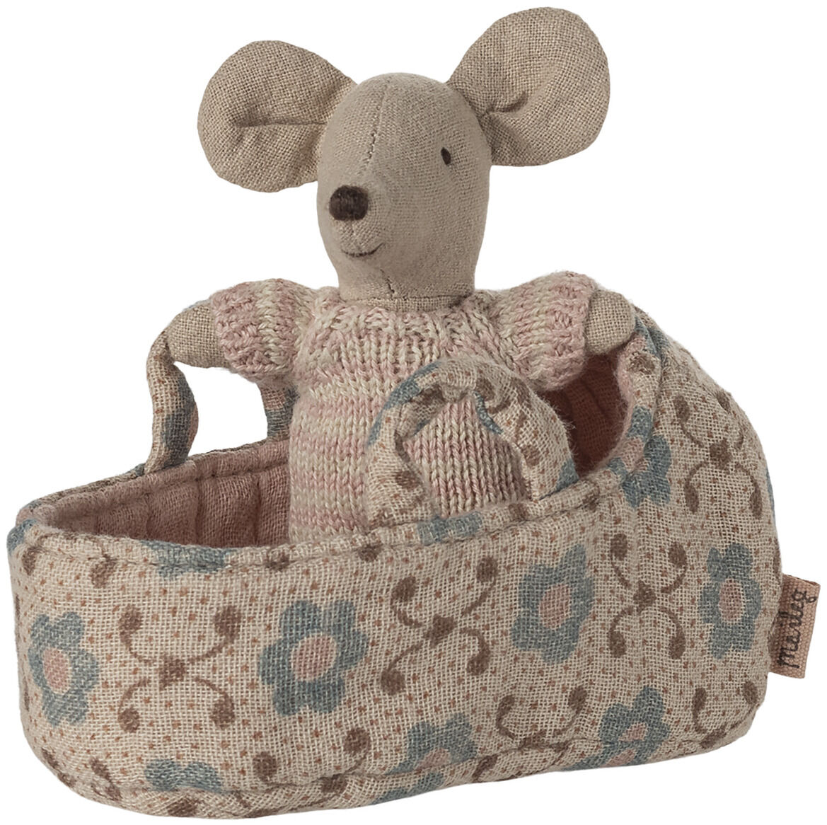Stoffmaus in rosafarbener, gemusterter Tragetasche mit Blütenmotiv, gestricktem Oberteil und detailverliebter Verarbeitung. Das Produkt eignet sich ideal als Geschenk für Babys oder Kleinkinder.