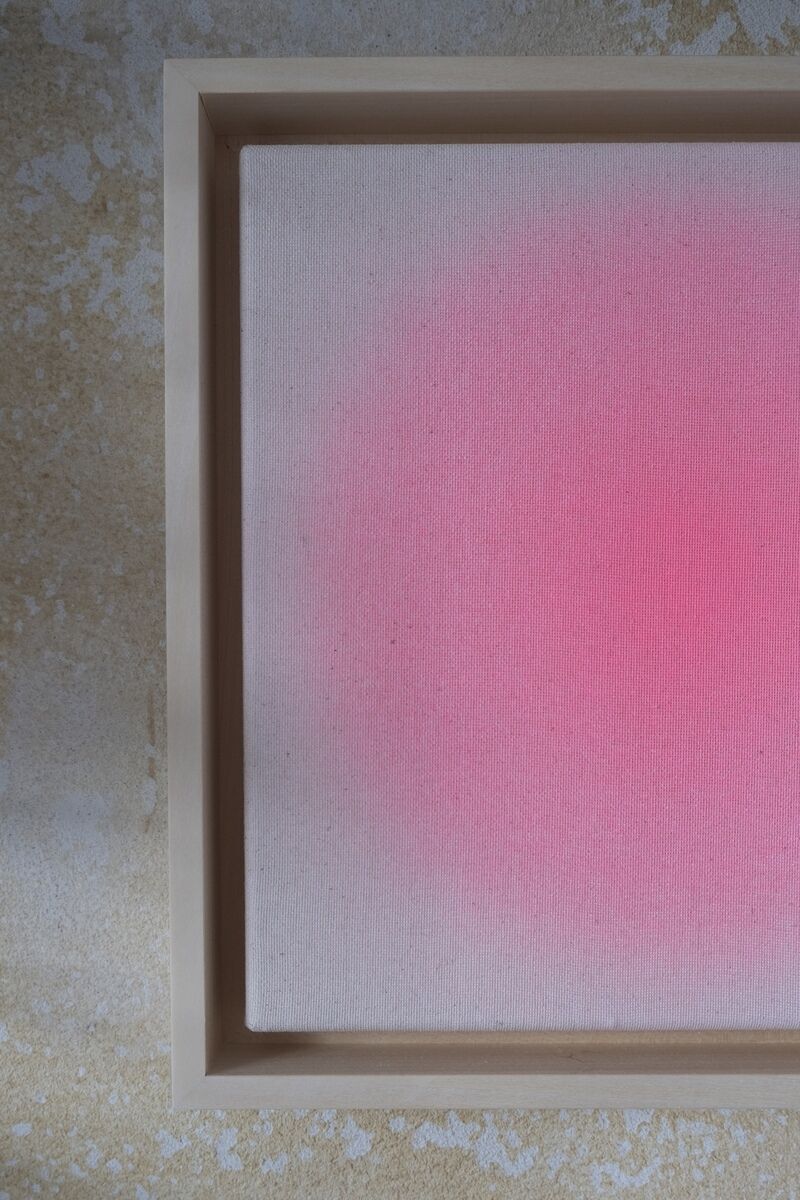 ZEIT-Sonderedition Sorbet »Pink« (25x25cm): Ein quadratisches Kunstwerk mit Farbverlauf in Rosa- und Pinktönen, gerahmt in einem minimalistischen, beigen Rahmen. Das Werk zeigt eine weiche, abstrakte Darstellung, die an Sorbet erinnert.