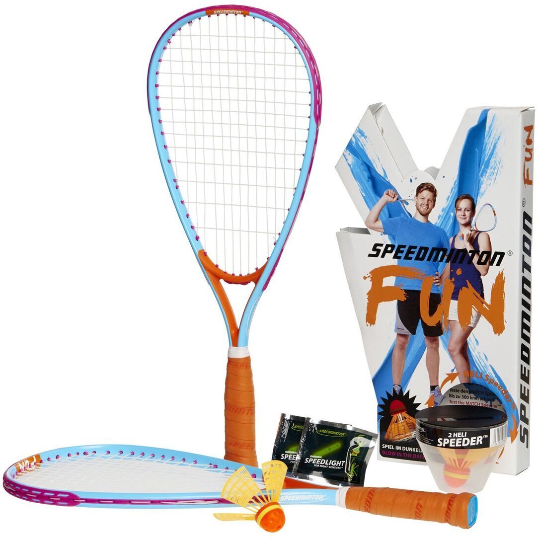 Ein Speedminton Fun-Set bestehend aus zwei Rackets mit orangefarbenen Griffen, Federbällen und einer Verpackung mit der Aufschrift 'Speedminton Fun'.