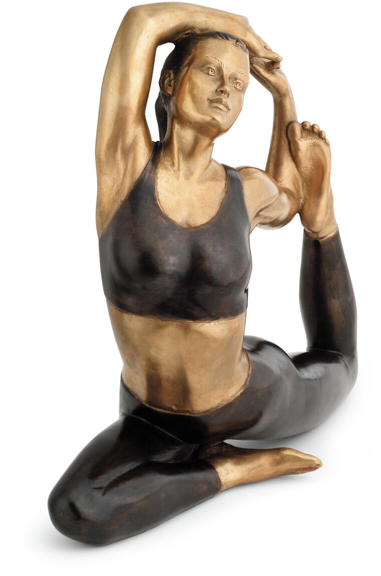 Bronzene Skulptur einer Frau in einer herausfordernden Yoga-Pose, gestaltet von Richard Senoner im Jahr 2021. Die Figur trägt ein schwarzes Oberteil und eine schwarze Hose.