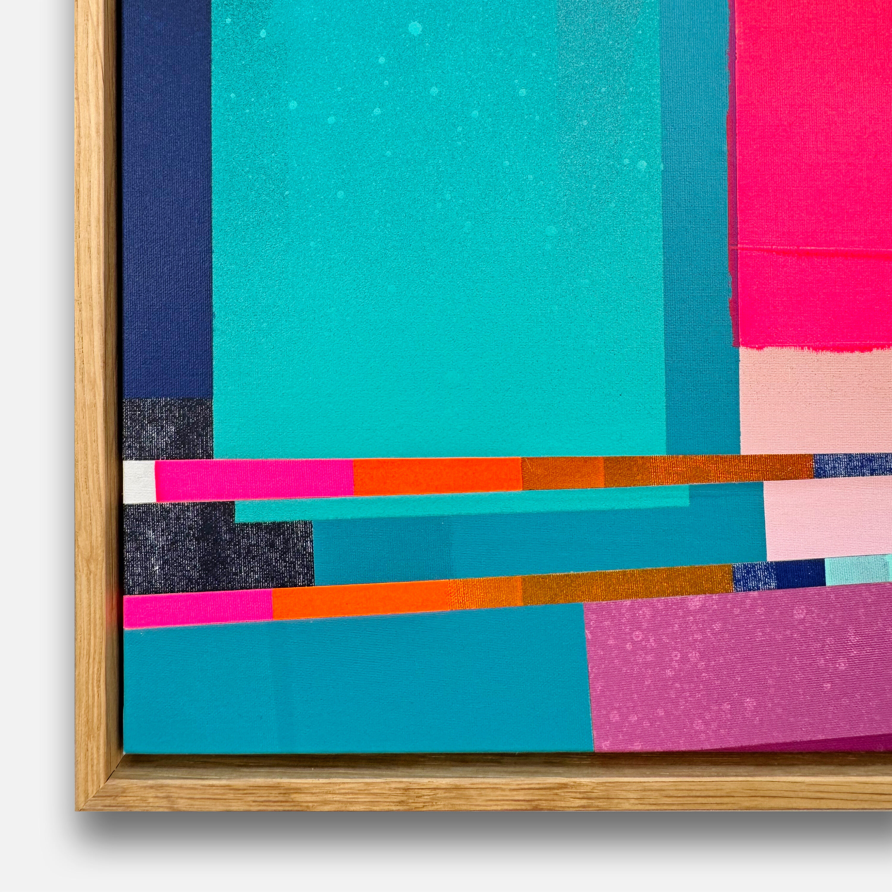 Abstraktes Siebdruck-Unikat mit kräftigen Farbflächen in Türkis, Pink, Orange, Lila und Blau, geometrische Formen, horizontale Farbstreifen, eingerahmt in hellem Holzrahmen, modernes Wandbild für zeitgenössische Innenräume.