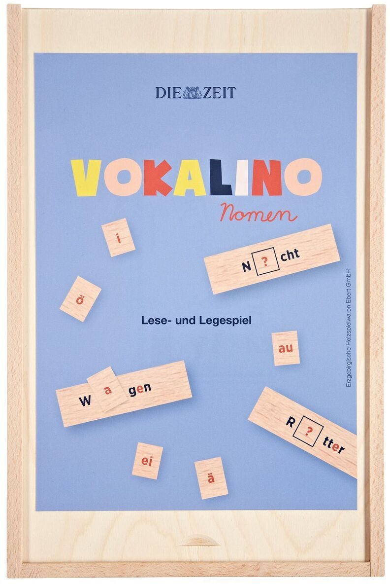 Holzrahmen mit blauem Hintergrund, auf dem das Lernspiel »Vokalino Nomen« abgebildet ist. Buchenholz-Spielsteine mit Buchstaben und Wörtern sind auf dem Brett verstreut. Oben steht 'Die Zeit' und mittig ist der Titel in bunten Farben zu sehen.