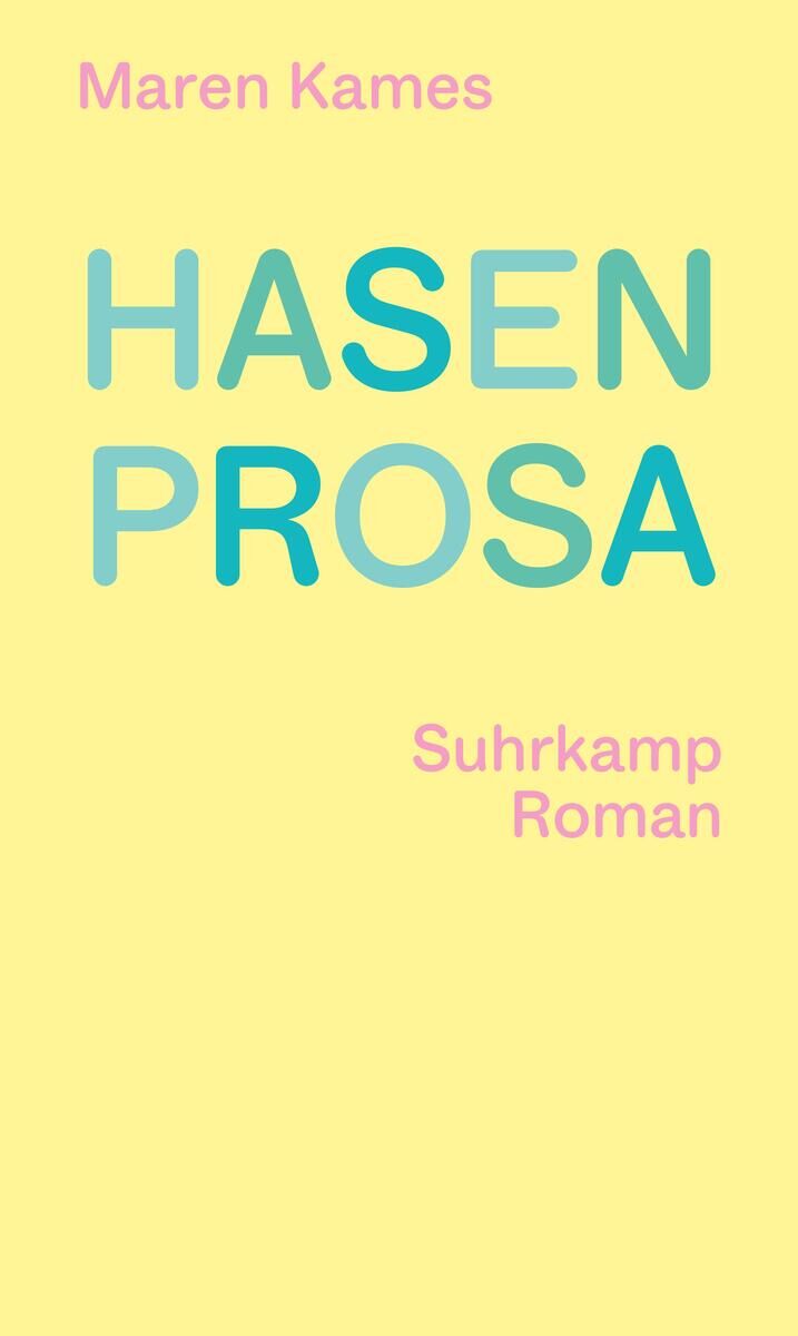 Das Bild zeigt das Buchcover von 'Hasenprosa' von Maren Kames, veröffentlicht vom Suhrkamp Verlag. Der Hintergrund ist gelb, und der Titel ist in blauen und grünen Buchstaben geschrieben. Der Autorinnenname und Verlagsname sind in pinker Schrift abgebildet.