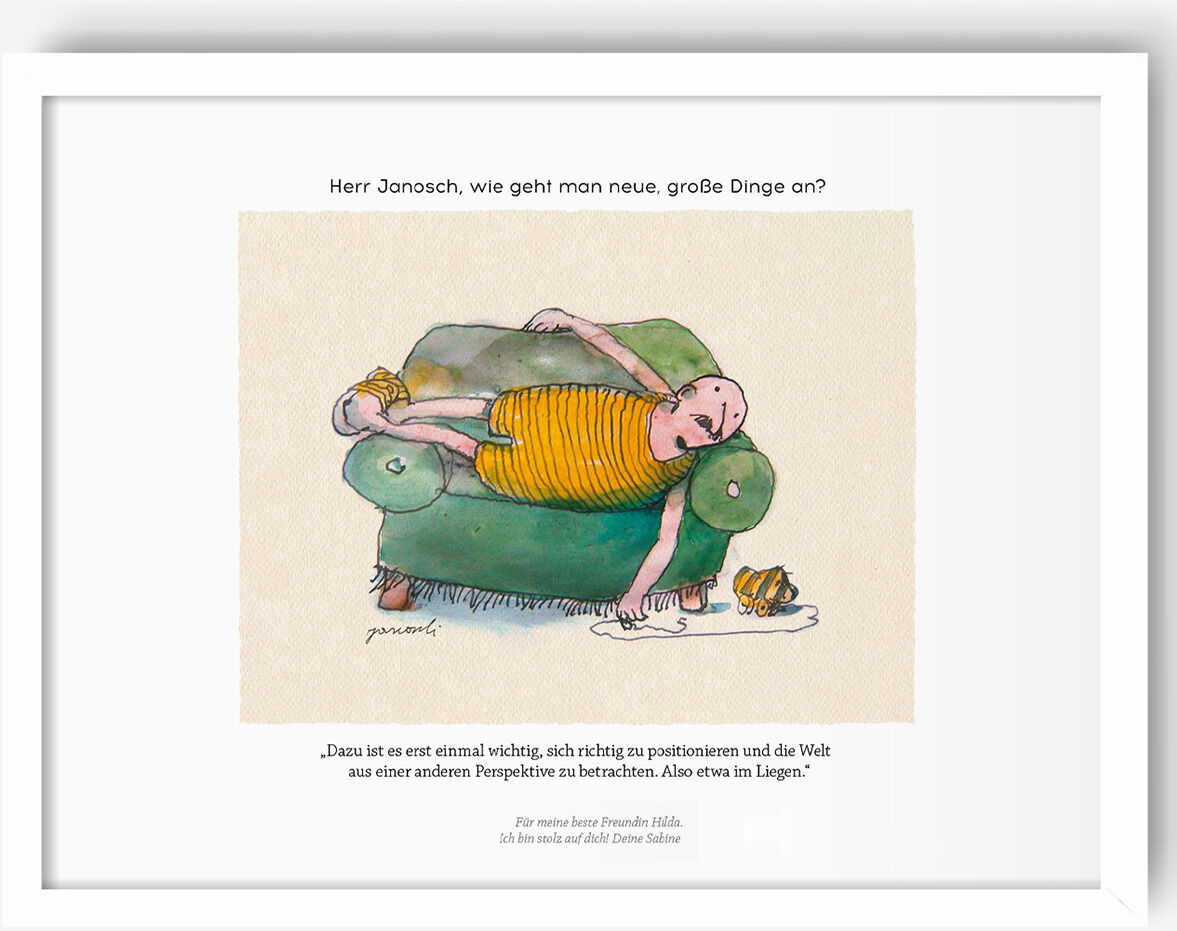 Das Bild zeigt ein Poster mit einer Janosch-Illustration. In der Mitte sitzt eine gezeichnete Figur auf einem grünen Sessel und trägt gelbe Kleidung. Darüber steht der Text: »Herr Janosch, wie geht man neue, große Dinge an?«. Darunter folgt ein weiteres Zitat. Rechts von der Figur ist eine Streifenschale zu sehen. Der Hintergrund des Posters ist weiß.