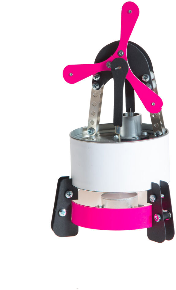 Ein Bausatz für einen Stirling Motor mit Teelicht-Antrieb. Der Motor besteht aus Metall, hat drei pinke Propellerblätter und ein weißes Gehäuse. Er ist auf einem schwarzen Sockel befestigt.