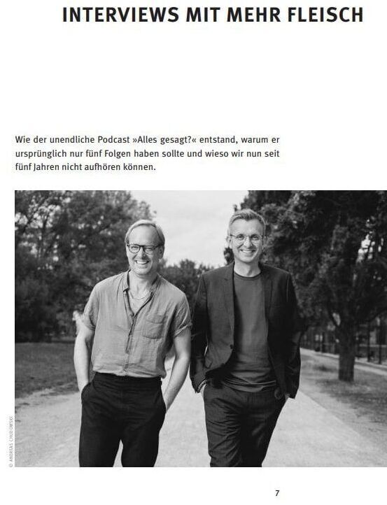 Das Bild zeigt das Buch 'Alles Gesagt? Buch zum Podcast' mit einer schwarz-weiß Fotografie von zwei lachenden Männern in einem Park, verbunden mit einem kurzen Beschreibungstext über den Podcast.
