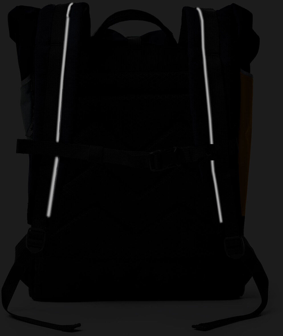Abbildung des Rucksacks 'Popoyo' in Schwarz, mit reflektierenden weißen Streifen für bessere Sichtbarkeit. Der Rucksack ist für diverse Freizeitaktivitäten wie Wandern, Reisen, Camping, Schule und Sport geeignet und bietet ergonomisches Design und ausreichend Stauraum.