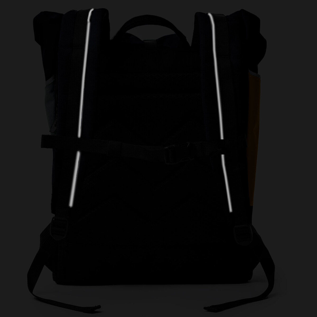 Abbildung des Rucksacks 'Popoyo' in Schwarz, mit reflektierenden weißen Streifen für bessere Sichtbarkeit. Der Rucksack ist für diverse Freizeitaktivitäten wie Wandern, Reisen, Camping, Schule und Sport geeignet und bietet ergonomisches Design und ausreichend Stauraum.