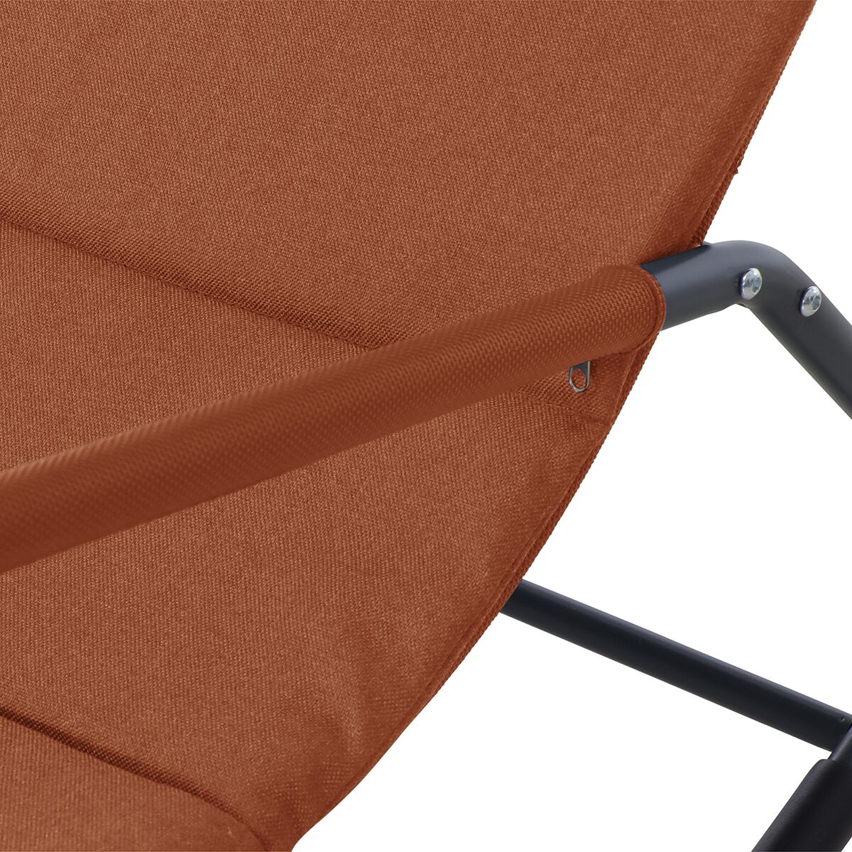 Detailaufnahme einer braunen Swingliege »Aliano« mit pulverbeschichtetem Metallgestell und textilen Bezügen, geeignet für Garten oder Terrasse.