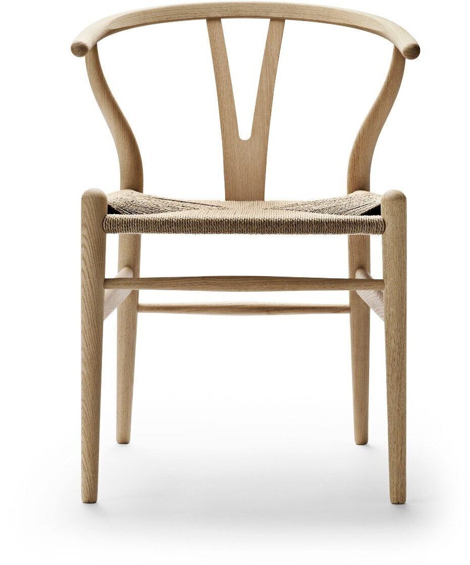 Die Wishbone-Stuhl »CH24« von Carl Hansen & Søn ist ein modernes, skandinavisch inspiriertes Möbelstück aus naturbelassenem Holz mit einer minimalistischen Form und einer geschwungenen Lehne.