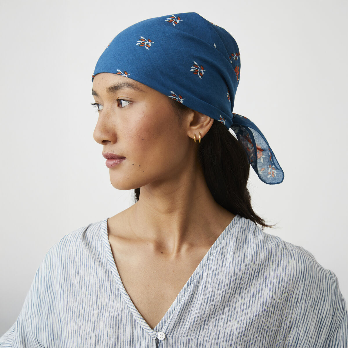 Quadratisches Baumwolltuch »No. 652« von MOISMONT, 65 x 65 cm, aus 100 % Baumwolle in Indigo mit naivem Blumenmuster in Weiß, Blau, Rot und Gelb. Dezenter „MOISMONT“-Schriftzug am Rand, weiche, luftige Textur. Präsentiert als modisches Accessoire.