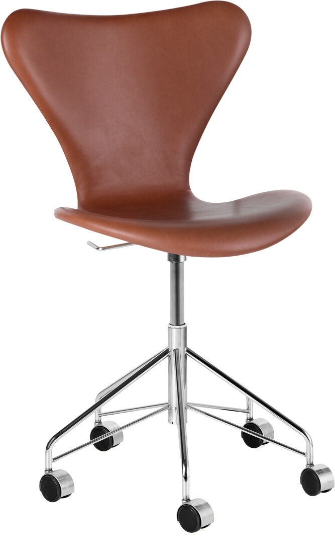 Brauner Bürostuhl »Series 7™« mit ergonomisch geformter Sitzfläche und Rückenlehne aus Holz. Der Stuhl hat silberne Metallbeine und schwarze Rollen.
