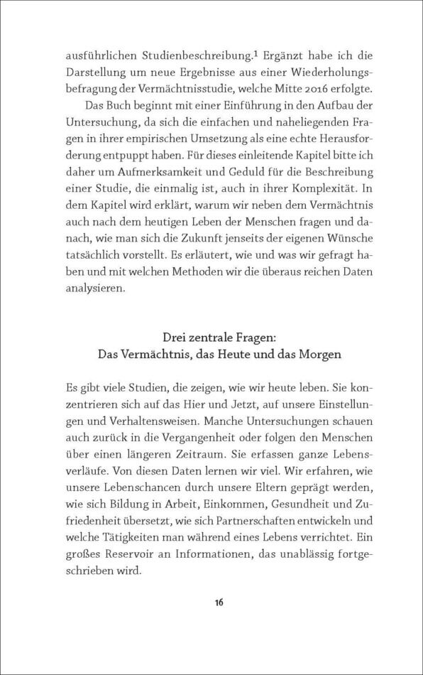 Ein Bild des Buches 'Das Land, in dem wir leben wollen'. Die Seite zeigt einen Textabschnitt mit dem Titel 'Drei zentrale Fragen: Das Vermächtnis, das Heute und das Morgen'. Der Text beschreibt Elemente einer wissenschaftlichen Studie und benennt zentrale Fragestellungen. Die Seite ist überwiegend in Schwarz-Weiß gehalten.