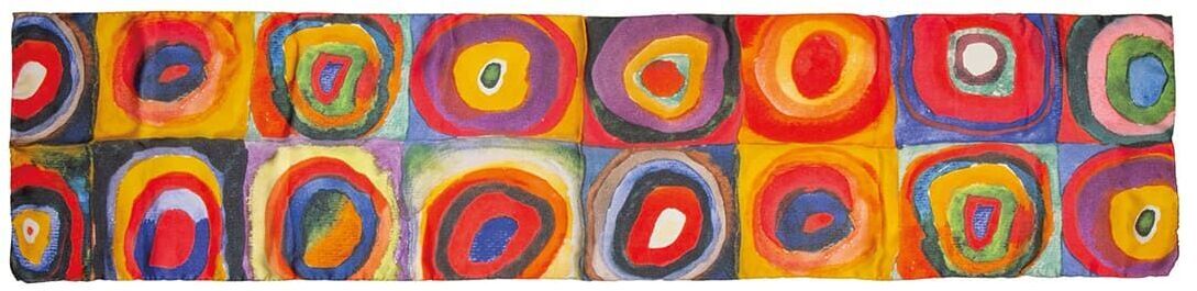 Ein langer Seidenschal mit einem bunten, abstrakten Design aus Quadraten, basierend auf Wassily Kandinsky's Farbstudie Quadrate von 1913. Die Farben umfassen Rot, Gelb, Blau, Grün, Orange, Violett und Schwarz. Der Schal ist ein stilvolles und luxuriöses Accessoire, geeignet für diverse Anlässe.