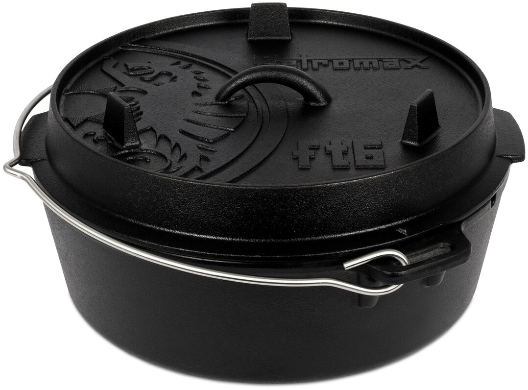 Ein schwarzer Dutch Oven aus Gusseisen mit einem Griff und einem dicht schließenden Deckel. Er hat eine robuste und langlebige Struktur, die ideal für Outdoor-Kochen und Grillen ist.