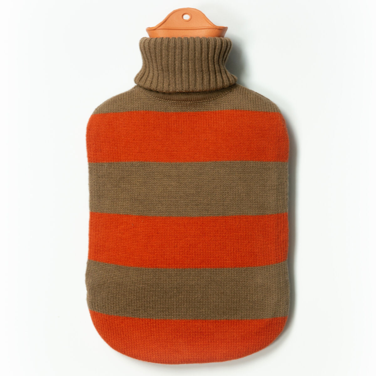 Wärmflasche der Marke SUITE702 im gestreiften Design mit breiten, abwechselnd roten und braunen Streifen. Sie hat einen weichen Baumwollüberzug mit Rollkragen und einen orangefarbenen Verschluss. Die Wärmflasche wirkt gemütlich und hochwertig verarbeitet.