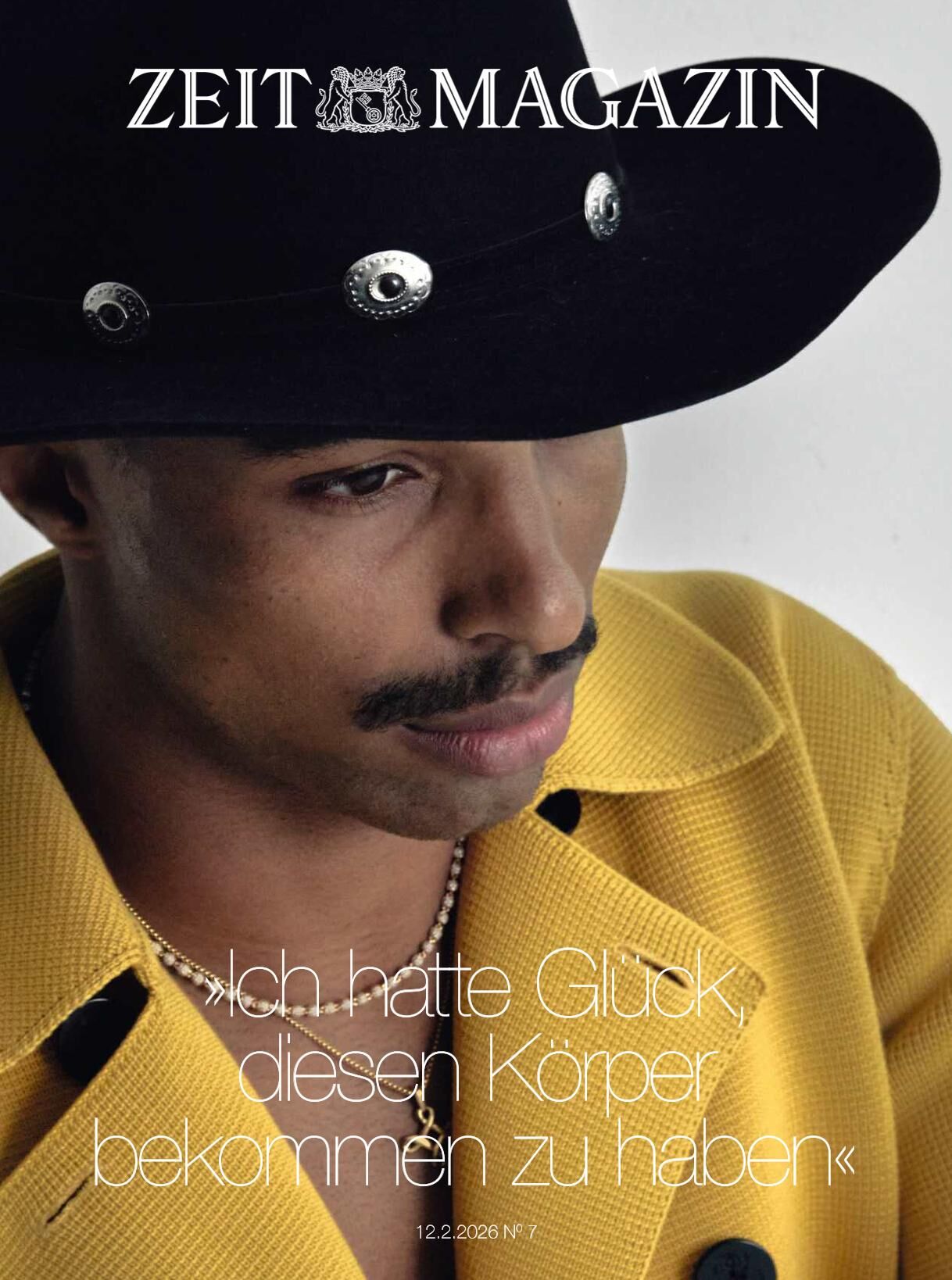 Das Cover des ZEIT Magazins 07/2026 zeigt einen Mann mit schwarzem Cowboyhut, gelbem Mantel mit großen Knöpfen und weißem Oberteil. Im Hintergrund ist der Titel "ZEIT MAGAZIN" zu sehen. Darunter steht das Zitat: „Ich hatte Glück, diesen Körper bekommen zu haben“.